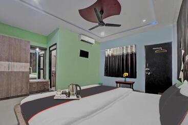 Collection O 93200 Hotel Reasturent