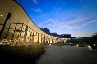 هتل Vigolando Van Ho Resort