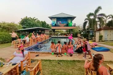 Hôtel Wet! A Pool Party Hostel By Wild & Wandering