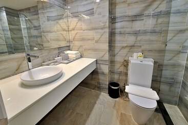 Hanz The Moon Hotel 2