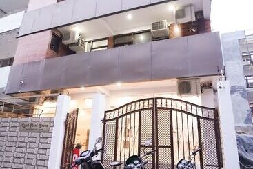 בית מלון כפרי Roomshala 034 Grihum Noida Sector 63