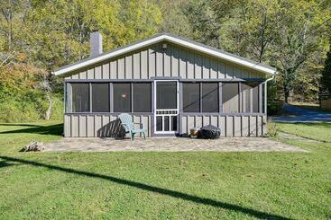 コテージ Charming Great Cacapon Cabin W/ Screened In Porch!