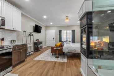 Hotelli Posh Hillside Suite With Pool & Hot Tub