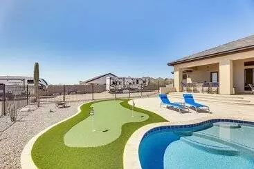 Mökkimajoitus Luxurious Desert Oasis: Fireplace & Private Pool!