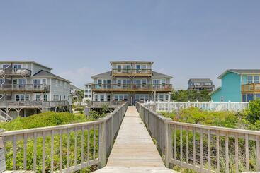 Dom wiejski Oceanfront Emerald Isle Escape W/ Private Hot Tub!