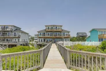 Mökkimajoitus Oceanfront Emerald Isle Escape W/ Private Hot Tub!