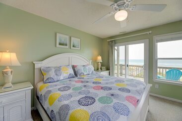 بيت ريفى Oceanfront Emerald Isle Escape W/ Private Hot Tub!