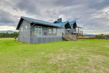 Mökkimajoitus Oceanfront Port Angeles Home W/ Mountain View!