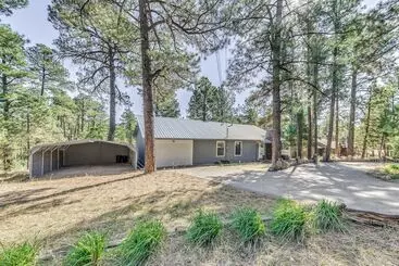 Mökkimajoitus Rustic Alto Retreat   Near Hiking, Skiing & More!