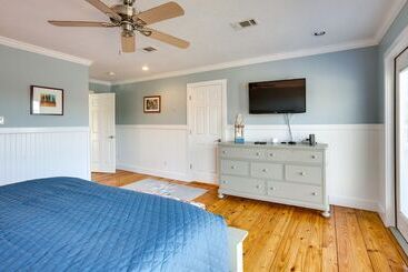 Dom wiejski Spacious Lake Livingston Home W/ Decks & Fire Pit!