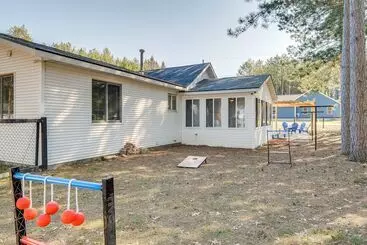 Landhus Spacious Retreat W/ Games, 0.7 Mi To Higgins Lake!
