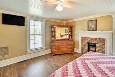 Dom wiejski Charming Kentucky Farmhouse W/ Fire Pit & Grill!