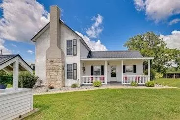 コテージ Charming Kentucky Farmhouse W/ Fire Pit & Grill!