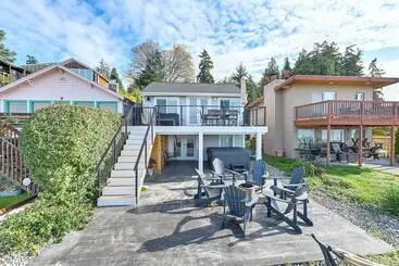 Mökkimajoitus Coastal Pnw Home On Swimmable Beach W/ Hot Tub!