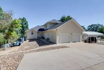 Mökkimajoitus Private Dock + 4 Decks: Lake Ozark Retreat!