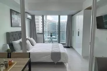 هتل آپارتمان Azure Urban Resort Residences