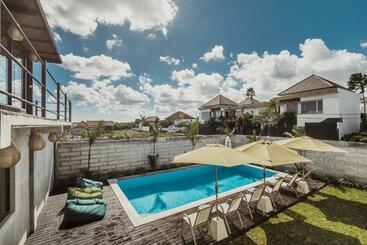 펜션 Big Brother Berawa Beach