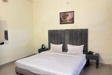 هتل Amazing Aryavan Resort