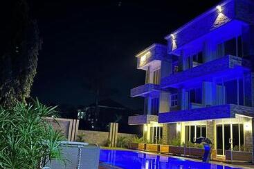 בית מלון כפרי Deluxe 12  Jinja Pool Apartments