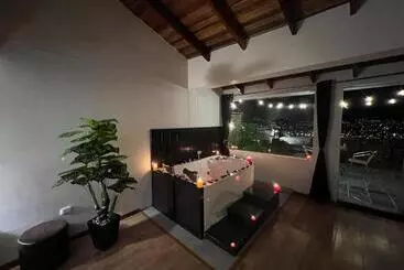 هتل The Balcony