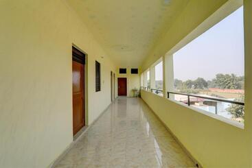 Hotell Spot On Golden Resort And Guest House