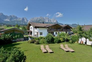 Отель Appartements Schedererhaus