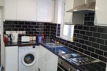 پانسیون Room With King Size Bed And Private En Suite Bathroom In The Centre