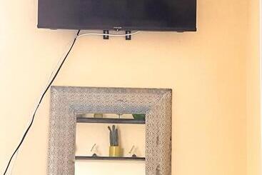 ベッドアンドブレックファースト Double Room In Newhaven With Own Tv & Microwave  Plus Cereal And Toast Breakfast