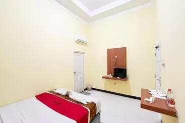 Szálloda Reddoorz Near Makam Bung Karno Blitar