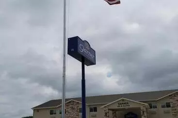 Hotelli Garner Inn & Suites