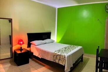 پانسیون Hostal Los Helechos Tarapoto