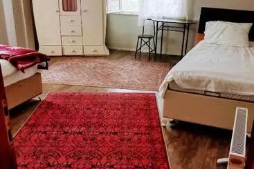 تختخواب و صبحانه Closest Villa