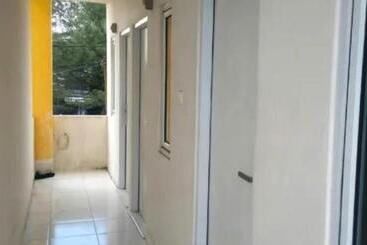 Hotel Oyo 93286 Yellow House Syariah