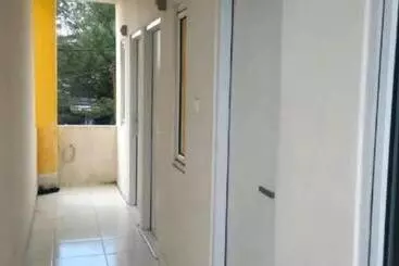 Hotel Oyo 93286 Yellow House Syariah