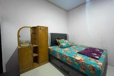 בית מלון כפרי Oyo 93308 Lima Saudara Syariah