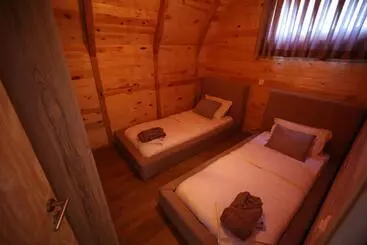 تختخواب و صبحانه Freskia Resort
