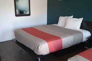Motel 6 Cameron Mo