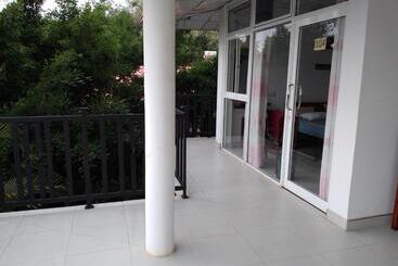 ペンション Jungle Look Safari House