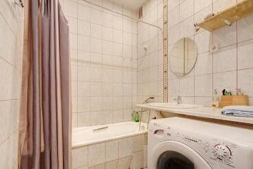 پانسیون Private Rooms With Balcony Next To Station