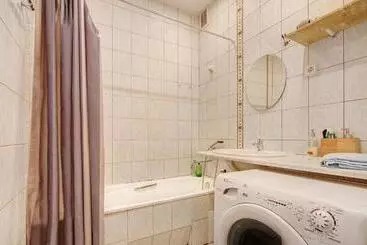 پانسیون Private Rooms With Balcony Next To Station