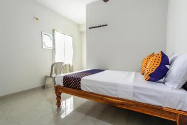 호텔 Spot On Sujith Lodge Annexe