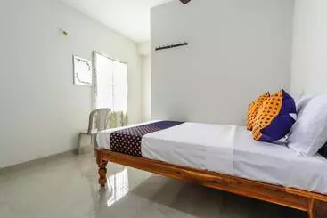 Hotelli Spot On Sujith Lodge Annexe