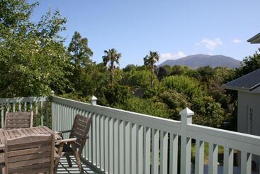 بنسيون Constantia Cottage  Warblers Nest