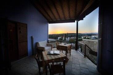 فندق Teacher S House