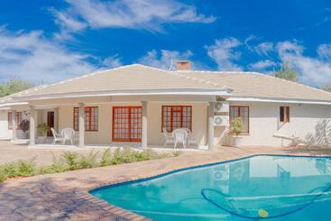 تختخواب و صبحانه Green Lagoon Guest House Tawana