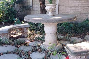 Pensió Tom S Place Guest House