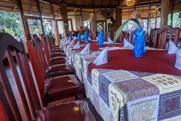 هتل Cwmbale Eco Safari Lodges, Restaurant And Zoo