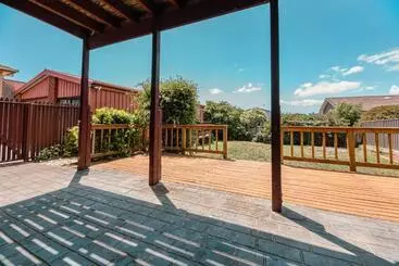 تختخواب و صبحانه Spacious Coastal Gem