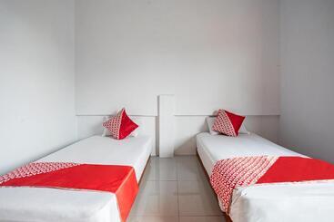 Hotel Oyo 93476 Owo Guest House Syariah