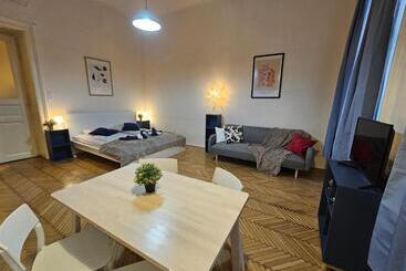 Retkeilymaja Chic Central Rooms